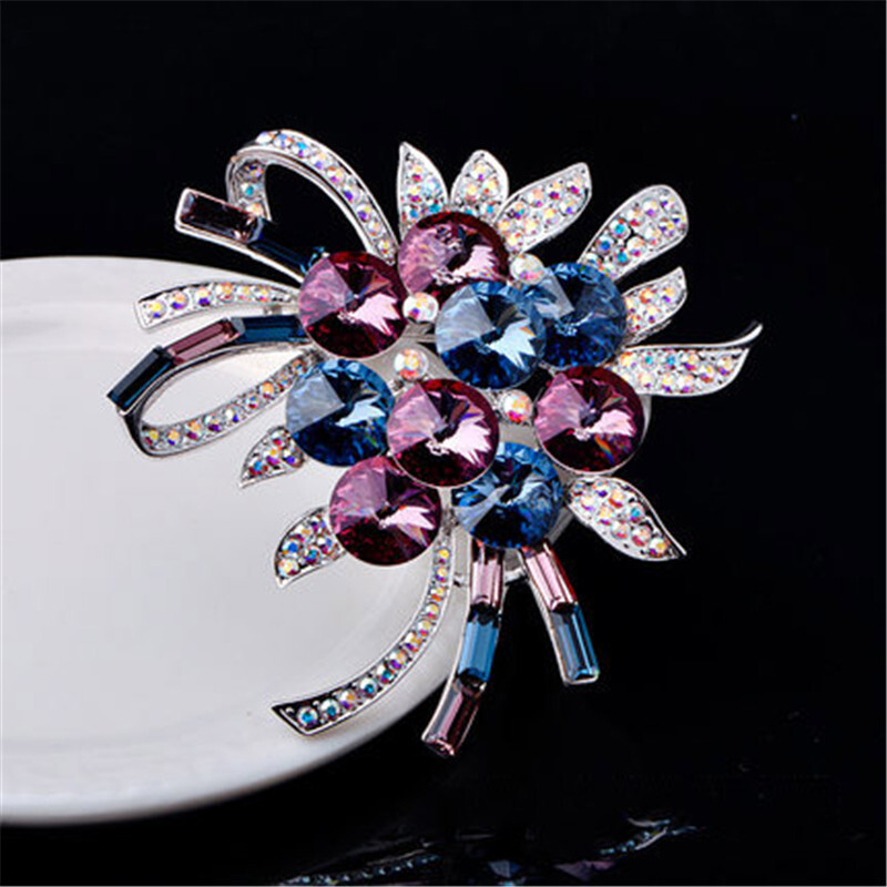 璀璨花开 喜福升仿水晶胸针的优雅魅力